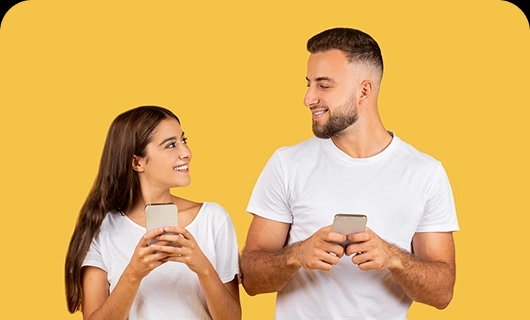 Duas pessoas se olhando e sorrindo