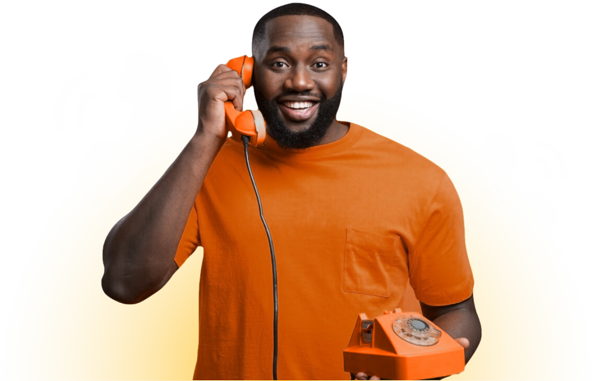 Homem segurando um telefone fixo