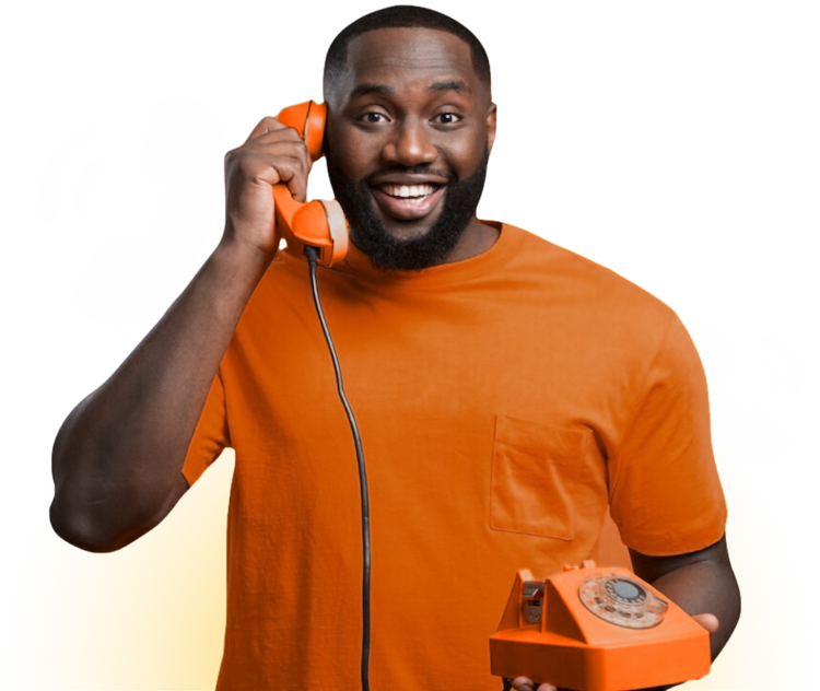 Homem segurando um telefone fixo
