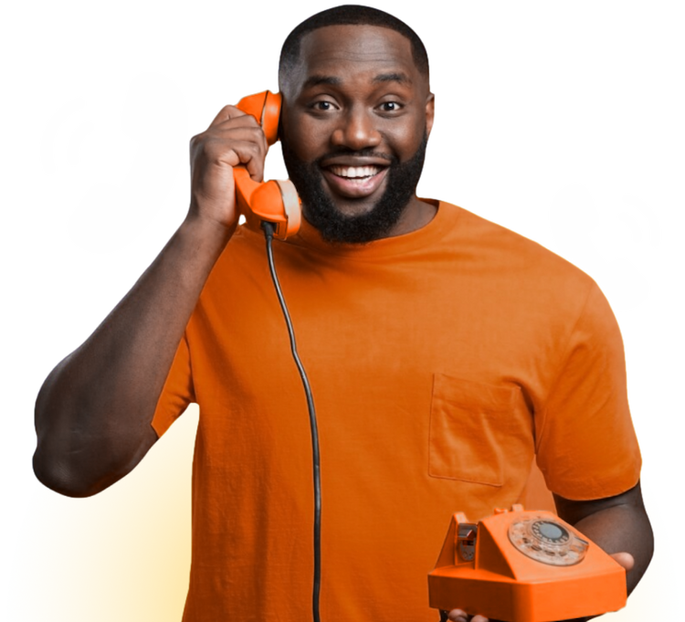 Homem segurando um telefone fixo
