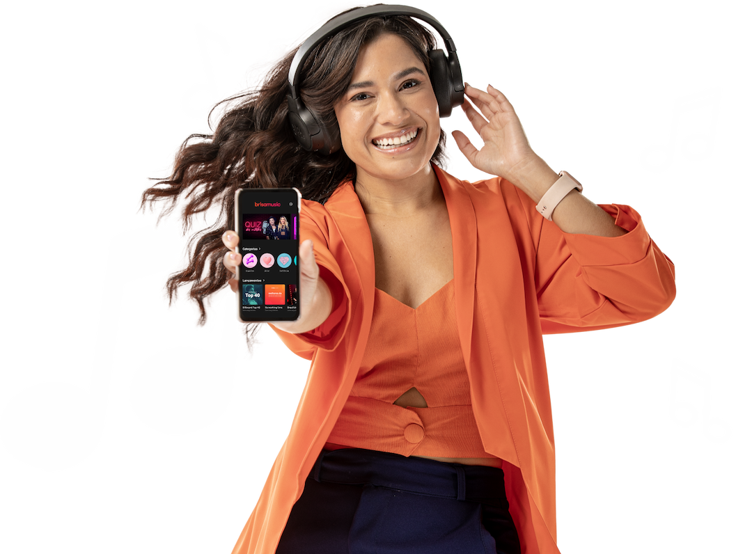 Mulher sorrindo usando fones de ouvido com um celular conectado, reproduzindo música no aplicativo brisamusic.