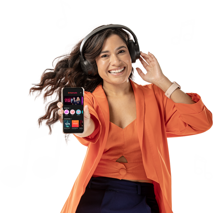 Mulher sorrindo usando fones de ouvido com um celular conectado, reproduzindo música no aplicativo brisamusic.