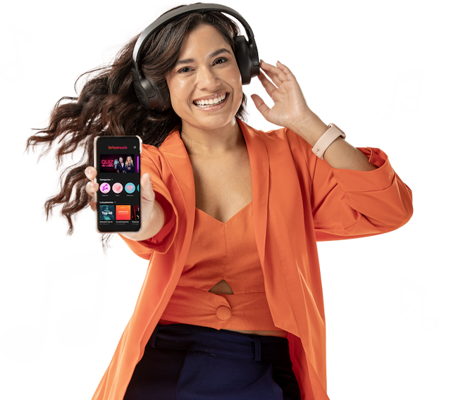 Mulher sorrindo usando fones de ouvido com um celular conectado, reproduzindo música no aplicativo brisamusic.