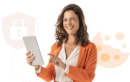 Uma mulher exibe um sorriso enquanto segura um tablet, com ilustrações ao seu redor: um escudo com cadeado e outra de um cookie, sugerindo segurança.