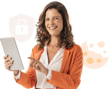 Uma mulher exibe um sorriso enquanto segura um tablet, com ilustrações ao seu redor: um escudo com cadeado e outra de um cookie, sugerindo segurança.