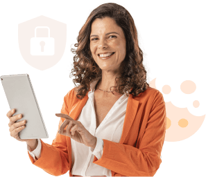 Uma mulher exibe um sorriso enquanto segura um tablet, com ilustrações ao seu redor: um escudo com cadeado e outra de um cookie, sugerindo segurança.