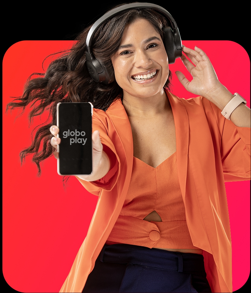 Uma mulher curtindo música, como celular na mão, exibindo o Brisamusic, seu serviço de streaming favorito.